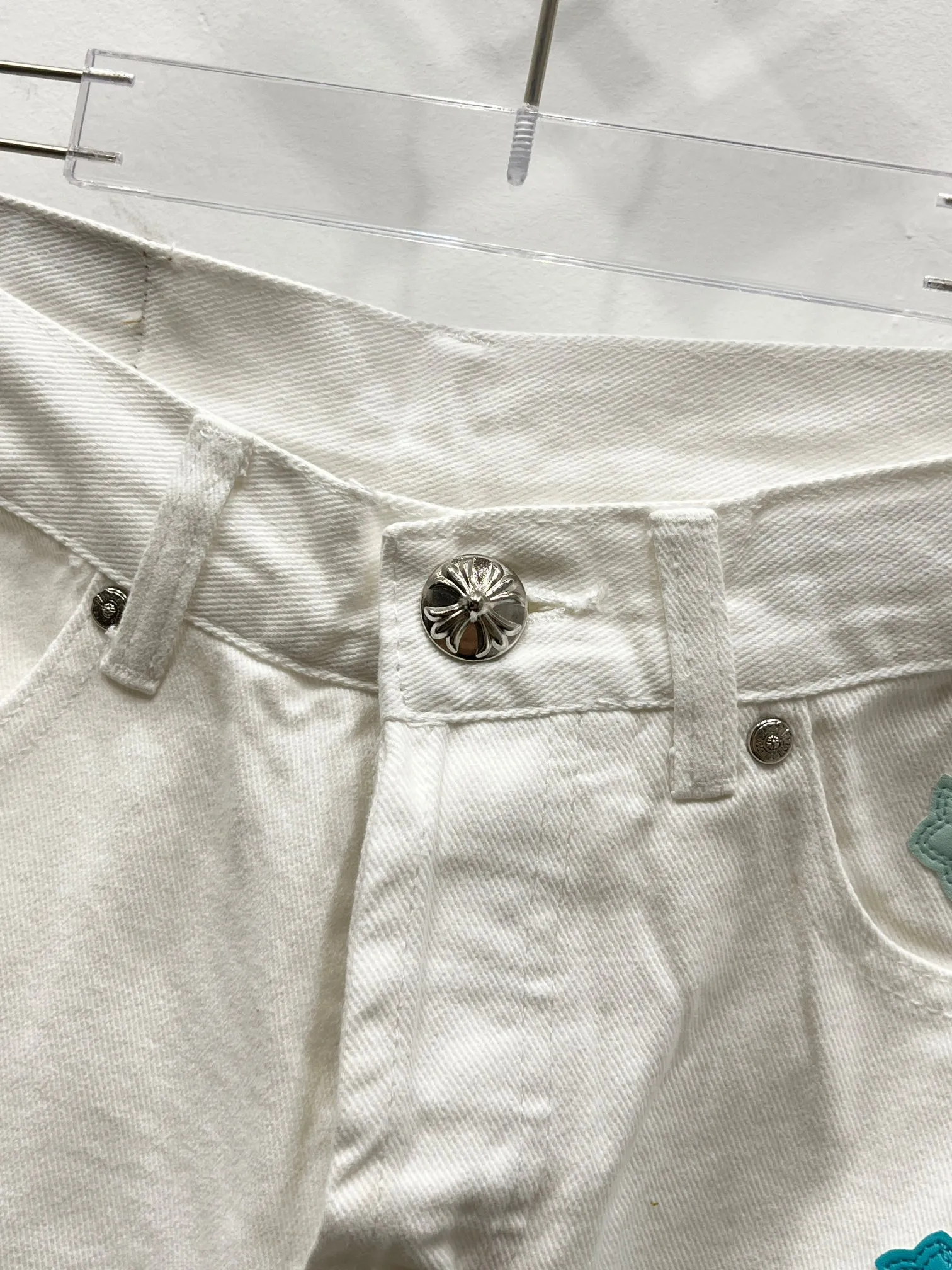 P260 Style No.: (c016) Croxin & 𝐂𝐡𝐫𝐨𝐦𝐞 𝐇𝐞𝐚𝐫𝐭 ss25 new ice blue leopard print cross patchwork leather jeans. Styles with different washed textures are very friendly to people with thin legs. The slightly flared version perfectly modifies the shape of the legs. The timeless and moderate length makes it easy to match and match. It is the basis for various styles and is a must-have in your wardrobe! The fabric is stiff but also makes the upper body soft without losing texture. The washing process is even more perfect. It is a must-have item for everyone! ! ! Washed wheat, tag, pants label, three labels complete Color: white Size: 28-30-32-34